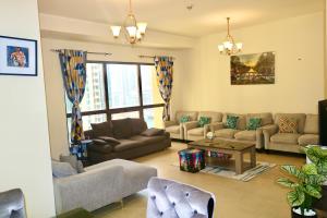 迪拜Marina Homes的带沙发和桌子的客厅