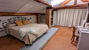 Tovo San GiacomoAgriturismo Peq Agri-Resort Tovo的一间卧室配有一张床和一张书桌