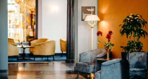 乌得勒支卡雷尔5号大酒店的大堂设有两把椅子和一张带鲜花的桌子