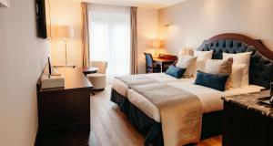 乌得勒支卡雷尔5号大酒店的酒店客房配有一张带蓝色枕头的大床