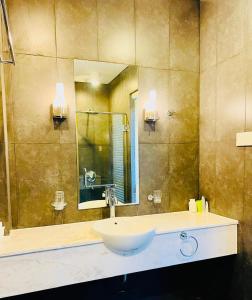 头顿D6 Aria Resort的一间带水槽和镜子的浴室