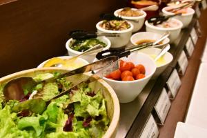 东京东京湾阿祖尔酒店的自助餐,包括一碗沙拉和蔬菜