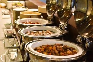 东京东京湾阿祖尔酒店的自助餐,包括食物和酒杯