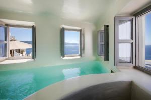 伊亚Ducato Di Oia的带浴缸的窗户客房