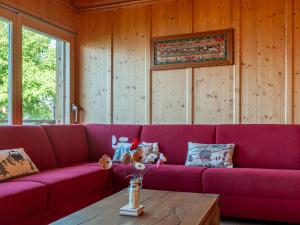 南达Chalet Rêves des Alpes by Interhome的木墙客房内的粉红色沙发