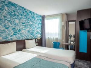 丰特奈苏布瓦宜必思时尚福特奈酒店的酒店客房设有两张床和蓝色的墙壁。