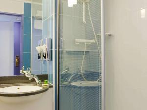 丰特奈苏布瓦宜必思时尚福特奈酒店的一间带玻璃淋浴间和水槽的浴室