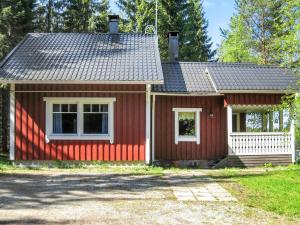 AhmovaaraHoliday Home Koivupirtti by Interhome的一间红色的小房子,设有白色的窗户
