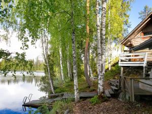 VisulahtiHoliday Home Havukka by Interhome的湖畔树林中的小屋