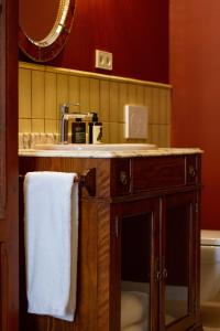 瓦伦西亚La Novieta Boutique Hotel - Adults Only的浴室设有水槽和柜台上的毛巾