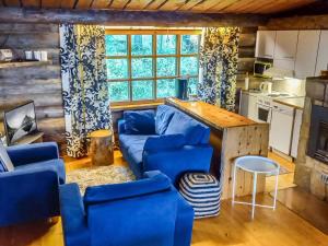 尼尔西艾Holiday Home Kelosyväri 17 by Interhome的客厅配有蓝色的沙发和桌子