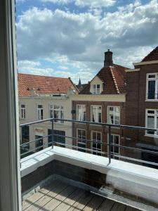 迪温特The Residence Deventer的从大楼的阳台上可欣赏到风景