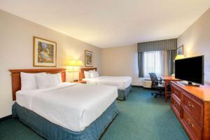 独立市克利夫兰独立村拉金塔酒店的酒店客房设有两张床和一台平面电视。