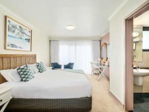 麦夸里港麦夸里港宜必思尚品酒店的一间酒店客房 - 带一张床和一间浴室