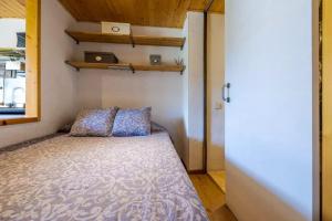 拉莫利纳Enmolinate的一间小卧室,配有床和窗户