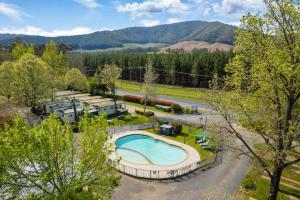 布赖特布莱特住宿公园酒店的享有度假村游泳池的顶部景致