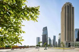 多哈Wyndham Grand Doha West Bay Beach的城市天际线,高耸的摩天大楼