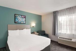 路易斯威尔MainStay Suites Louisville Jeffersontown的酒店客房设有床和窗户。