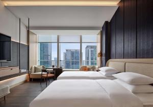 南京南京河西安达仕酒店的酒店客房设有两张床和电视。