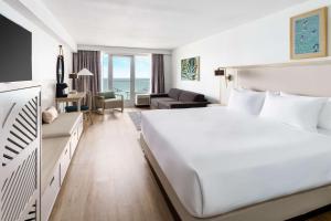 沃尔顿堡滩沃尔顿堡海滨贝斯特韦斯特酒店的酒店客房设有一张大床和一间客厅。