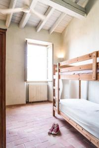 帕劳·萨巴尔德拉Ca la Merce Batista的一间卧室设有两张双层床和一扇窗户。