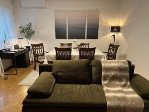 萨格勒布Maksimirhouse的客厅配有沙发和桌椅