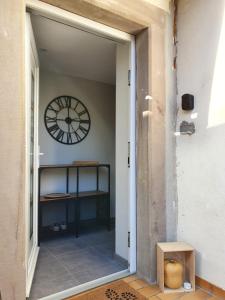 SundhouseAppartement, proche Europa-Park Colmar Strasbourg的通往墙上挂钟的房间的门