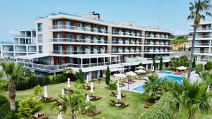 伊兹密尔Casa De Playa Luxury Hotel & Beach的享有酒店空中美景,设有游泳池