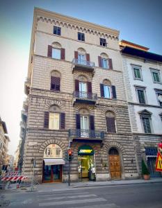 佛罗伦萨圣朱利亚诺旅馆的街道拐角处的一座大型石头建筑