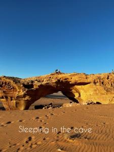 亚喀巴Bedouin experiences的沙漠中的岩石拱,石窟里就寝的词