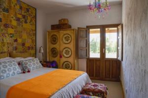 Torremocha de JaramaLos Diezmos的一间卧室配有一张床和一个吊灯