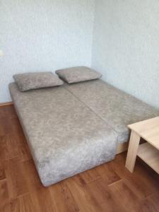 苏梅Apartment Harkovskaya 1 floor的一张带两个枕头的床,房间带桌子