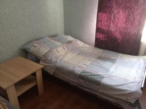 苏梅Apartment Harkovskaya 1 floor的一间小卧室,配有一张床和一张桌子