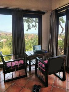 罗威那The Dharma Araminth Villa - Lovina Mountain and Sea View的客厅配有带笔记本电脑的桌子