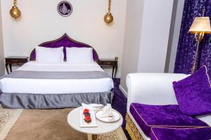 多哈萨拉亚滨海酒店 的酒店客房,配有床和沙发