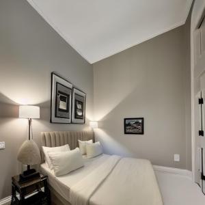 ArnavutköyThe Queen Airport Hotel的卧室配有一张带两个枕头的大白色床