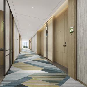 成都成都东部新区假日酒店的建筑中空的走廊,有木门