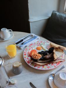 Coln Saint Aldwyn力推考林新酒店的桌上的鸡蛋和烤面包片