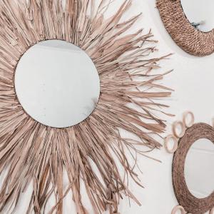卡萨莱马里蒂莫OKU - soulful suites的带有镜子和一些贝壳的花圈