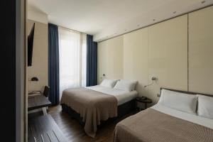 米兰亚特兰迪克C酒店的酒店客房设有两张床和窗户。