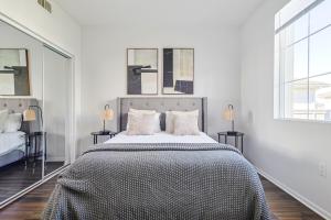 洛杉矶Housy & Comfy 4BDR & 2BTH in Marina del Rey for 10 pax的白色卧室设有一张大床和两个窗户
