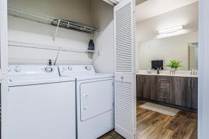 洛杉矶Housy & Comfy 4BDR & 2BTH in Marina del Rey for 10 pax的白色洗衣房配有洗衣机和烘干机