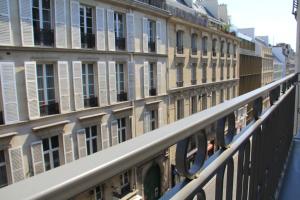 巴黎FINESTATE Coliving Champs-Elysées的阳台上一排带窗户的建筑