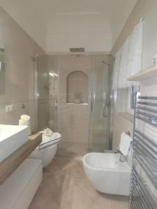 卡普里MARVELOUS SEA VIEW VILLA的带淋浴、卫生间和盥洗盆的浴室