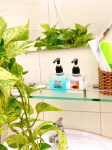 芹苴My Kim Hotel - Ngay Bến Ninh Kiều的浴室提供两瓶肥皂和植物