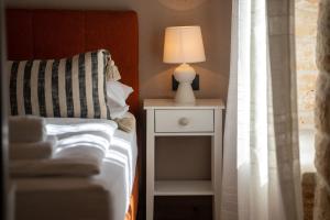 斯维特温斯纳特Della Croce Bed&Breakfast的床头灯,窗边的床头柜上