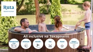 波利亚纳Ruta Resort Polyana的一名男子和两名儿童在热水浴池中玩耍