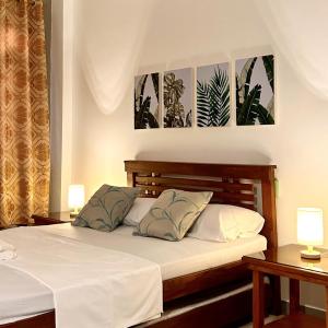 达古潘JORA Studio Apartment 1-B的一间卧室配有一张带两盏灯的床。
