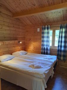 Klakegg斯塔德伦海特格兰德酒店的小木屋内一间卧室,配有一张大床