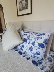 卡普里Sea View con terrazza e giardino的一张带蓝色和白色床单的床和枕头